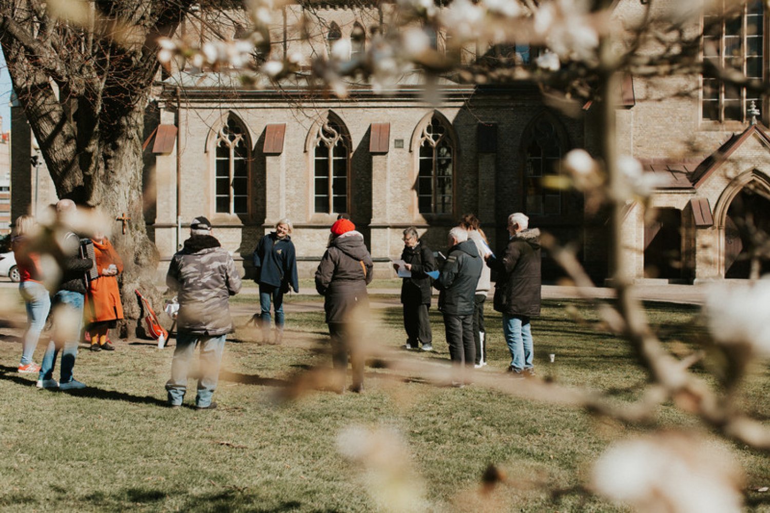 Åtta personer har samlats för nattvard utanför en kyrka i Göteborg.