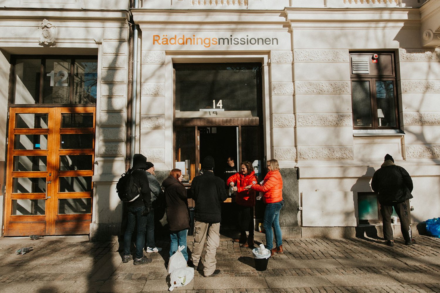 Gäster samlade utanför Räddningsmissionens frukostcafé i Göteborg.