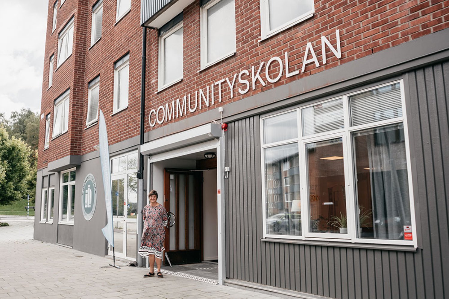 Rektor Ingrid Lindblad utanför Communityskolan i Tynnered.