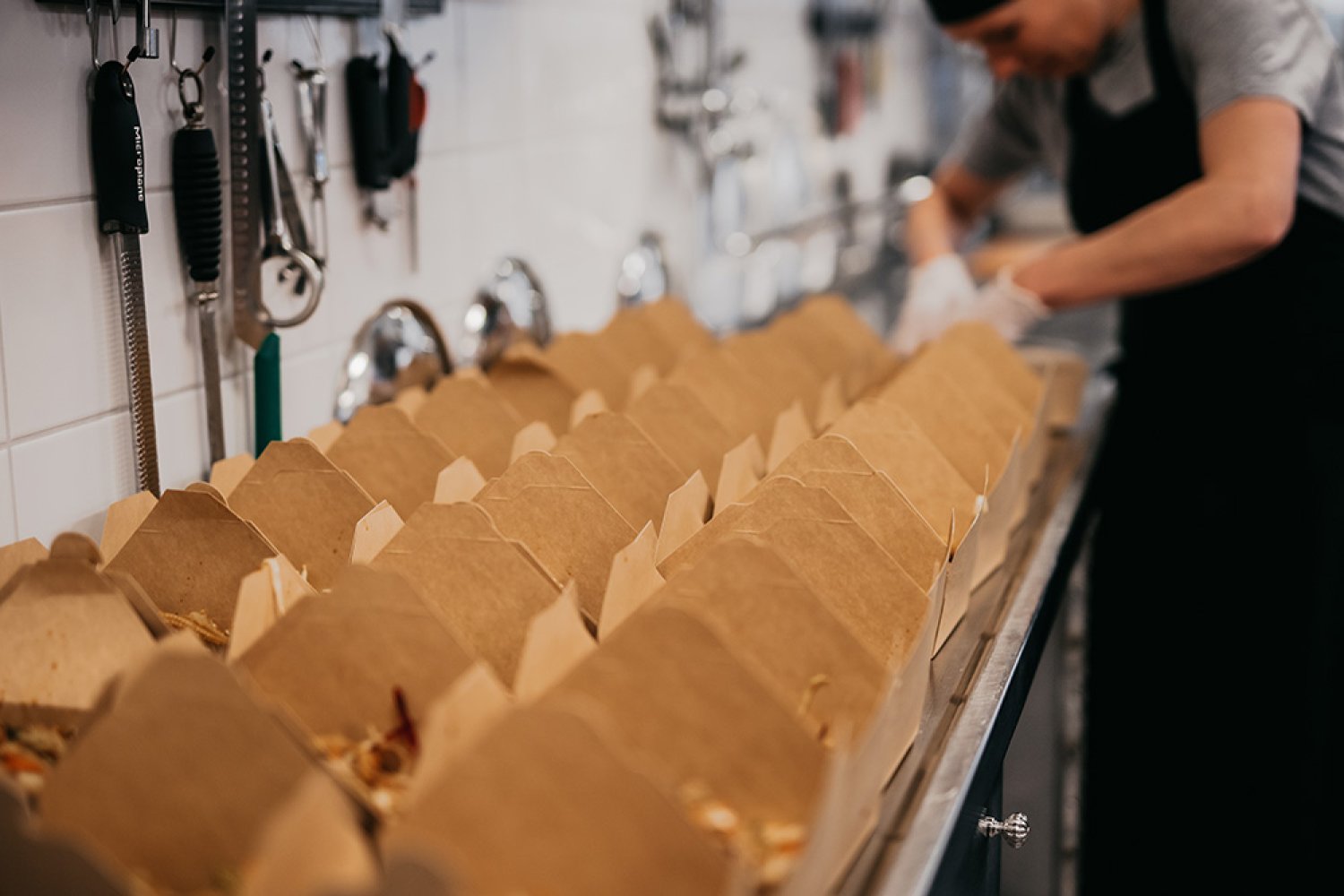 Matlådor packas på Räddningsmissionens verksamhet ResursRätt.