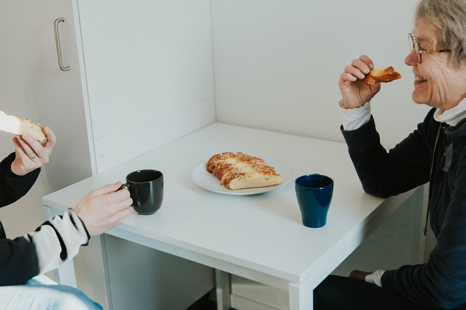 Medarbetare på Räddningsmissionen fikar med en boende på boendet Caroline för äldre kvinnor i hemlöshet.