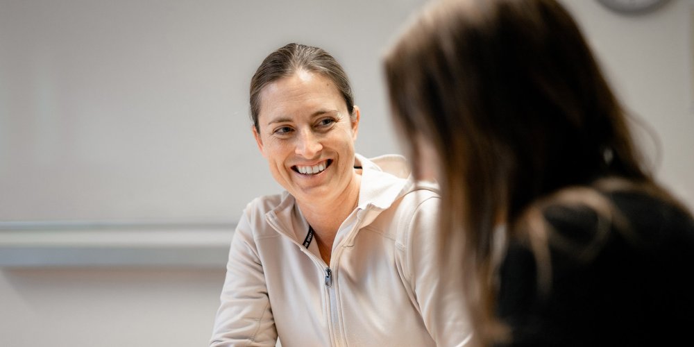 Studiepedagog på Framtidsspår hjälper en elev med studierna.