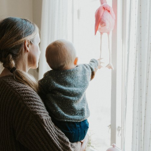 En mamma håller i ett litet barn.