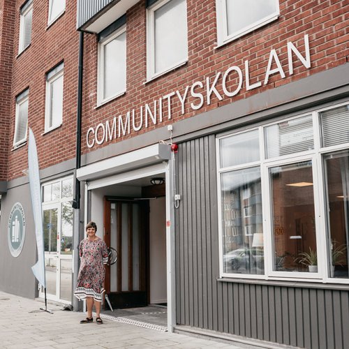 Rektor Ingrid Lindblad utanför Communityskolan i Tynnered.