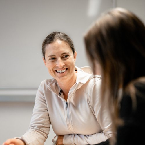 Studiepedagog på Framtidsspår hjälper en elev med studierna.