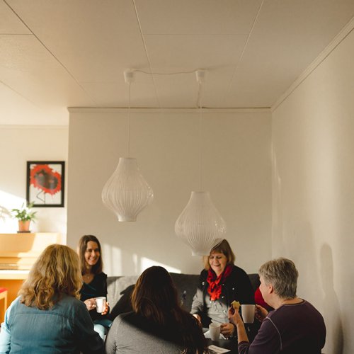 Kvinnor i Räddningsmissionens verksamhet Café Maja fikar tillsammans.