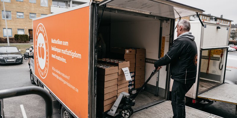 Medarbetare på MatRätt i göteborg lastar ur räddat matsvinn från lastbil.